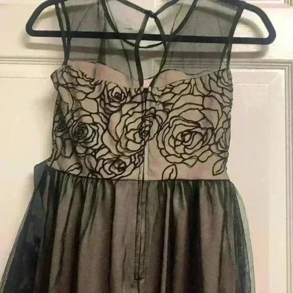 Dress - Picture 4 of 4